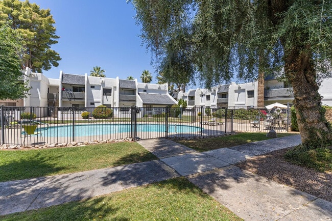 Building Photo - 302 E Monte Vista Rd