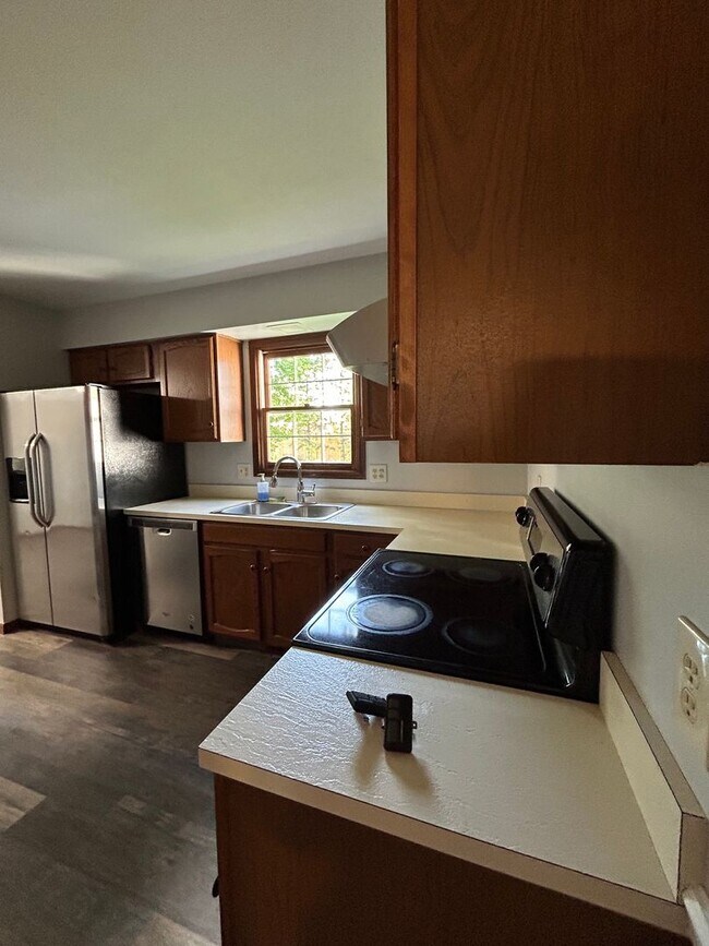 Building Photo - 8659 Groveside Dr
