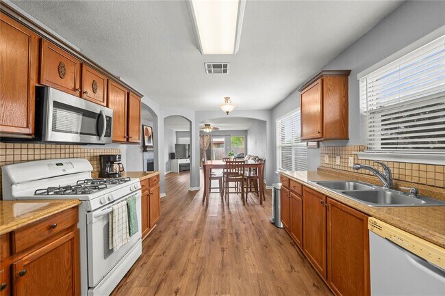 Building Photo - 3800 Hickox Dr