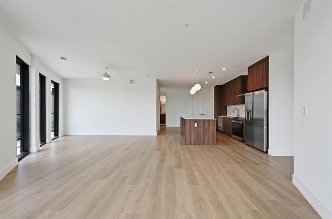 Building Photo - 1701 Simond Ave