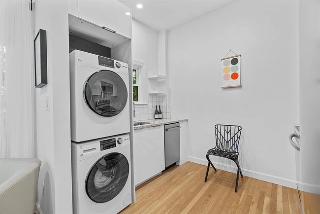 Building Photo - 402 E 7th St