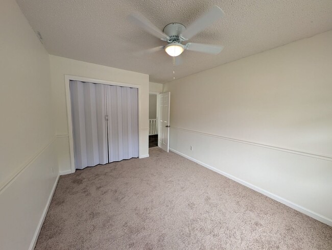 Building Photo - Renovated 3BR with Large Fenced Yard and Lots of Light