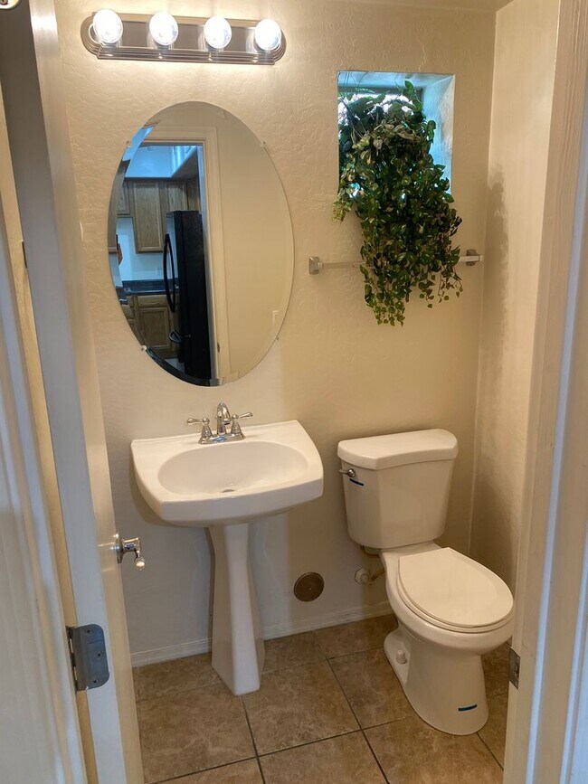 Building Photo - 2 bed, 2.5 bath, 2 car garage Townhome