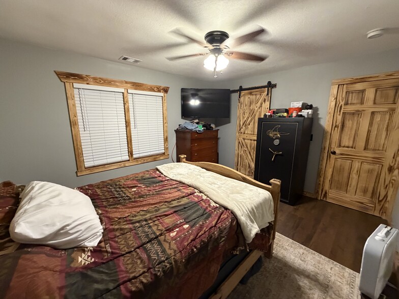 Master bed - 18619 S State Route D