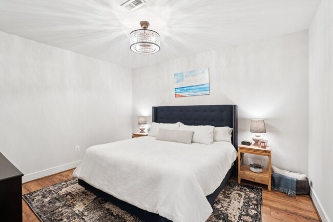 Building Photo - Impressive 6 Bed 4.5 Bath Single-Family Ho...