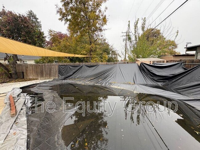 Building Photo - 600 N Dickran Dr