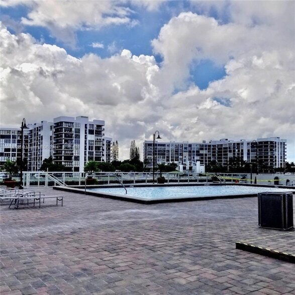 Building Photo - 3000 S Ocean Drive Unit 510