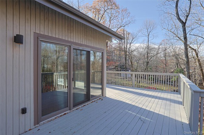 Building Photo - 300 Clausland Mountain Rd