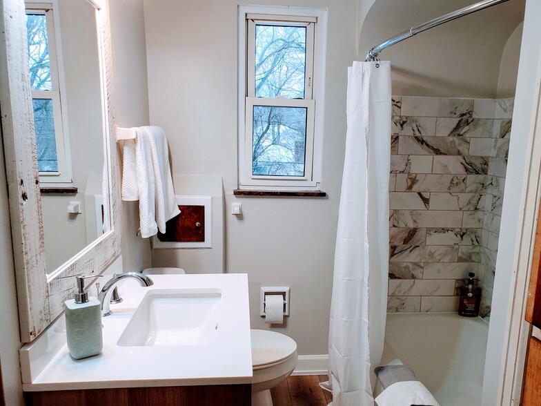 Building Photo - 273 W Lakeview Ave