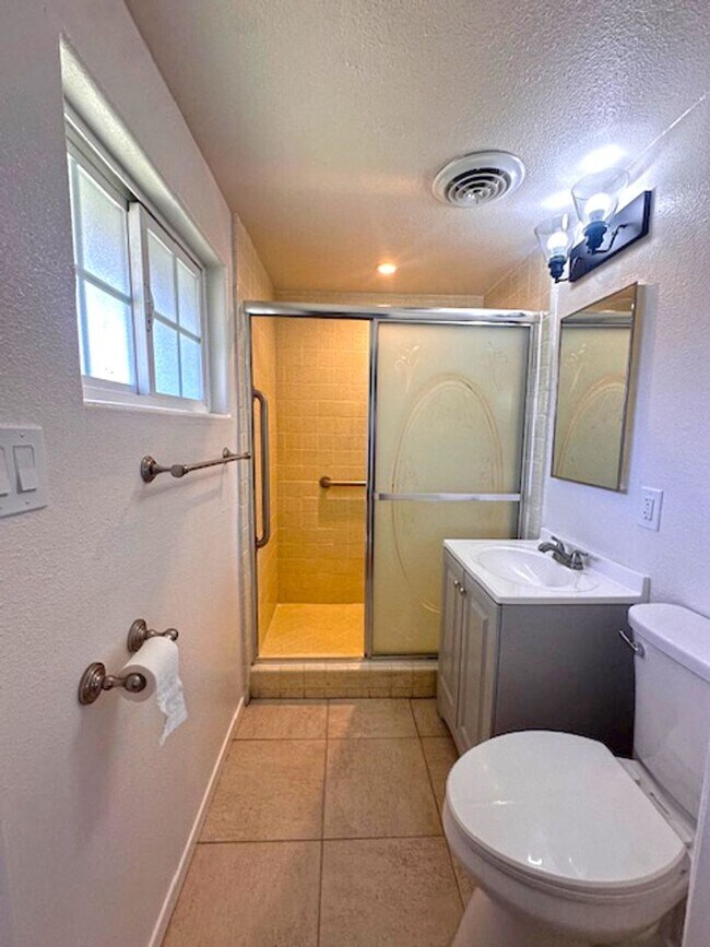 Building Photo - Spacious 4 Bedroom Home in Quiet Neighborhood