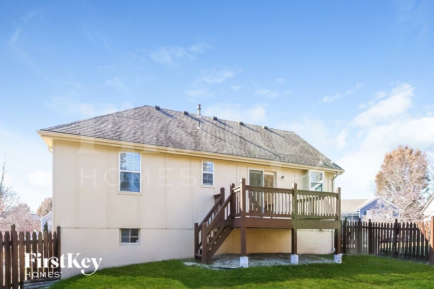 Building Photo - 1601 NE Auburn Dr