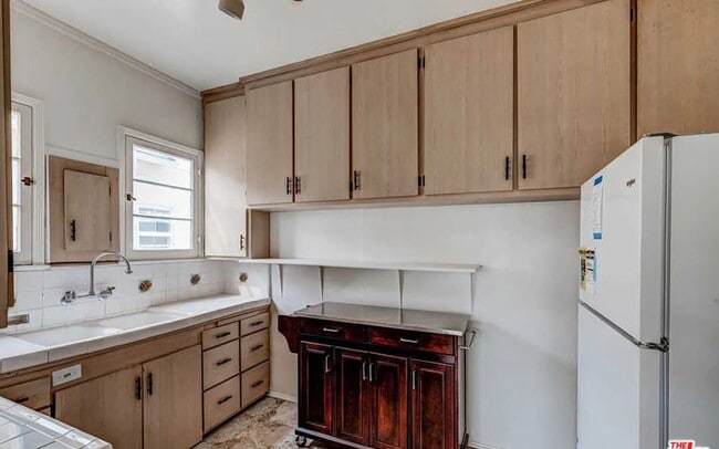 Building Photo - 201 S Doheny Dr