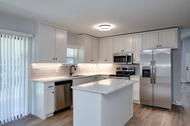 Building Photo - AVAILABLE NOW! GORGEOUS 3 BEDROOM HOME!