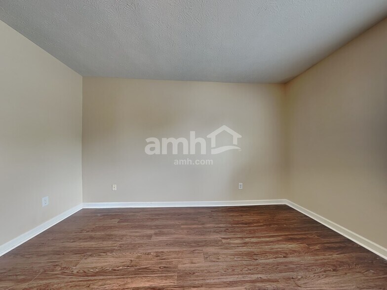 Building Photo - 3345 Crestwell Dr
