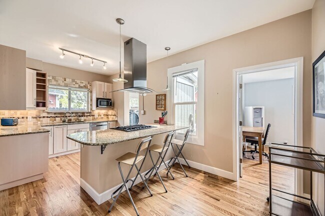 Building Photo - 2BD, 1BA Half-Duplex in Platt Park with Oversized 2-Car Garage