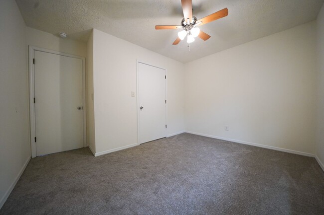 Building Photo - Duplex 2 bedroom, 1 bath near Downtown Kan...