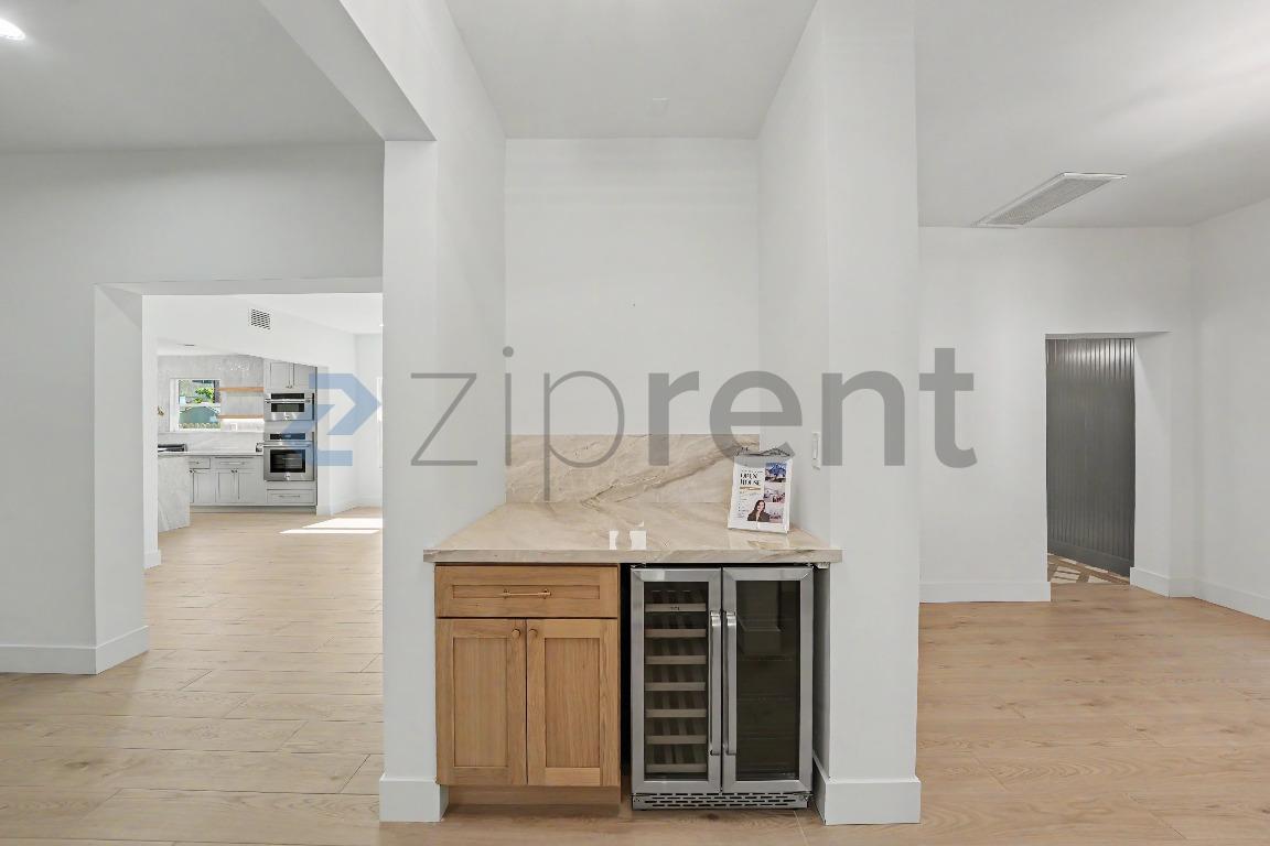 Building Photo - Unit