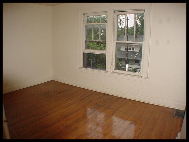 Building Photo - 2346 East Ave