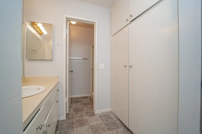 Building Photo - Beautiful 4 Bd Townhouse