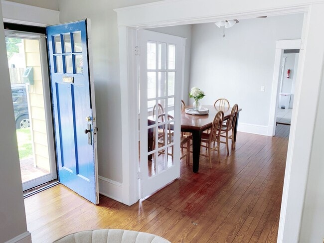 Building Photo - Beautiful 2 Bedroom home one block from ECU!