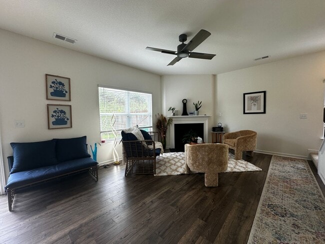 Building Photo - 3 bed/2.5 bath with garage - E Morristown, TN