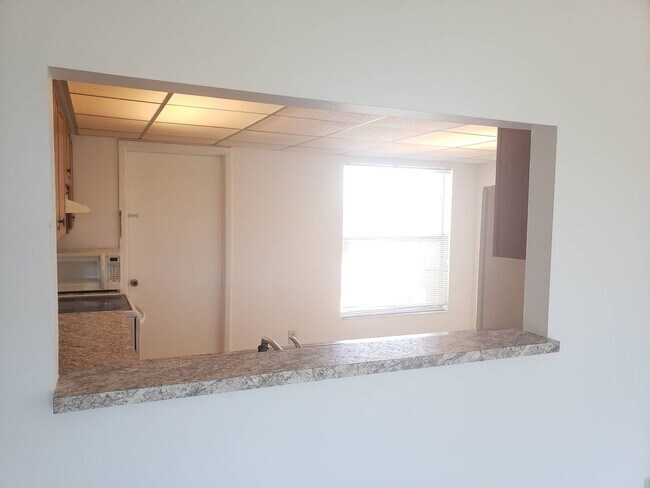 Building Photo - GREAT 3 bedroom 2 bath all new inside sing...