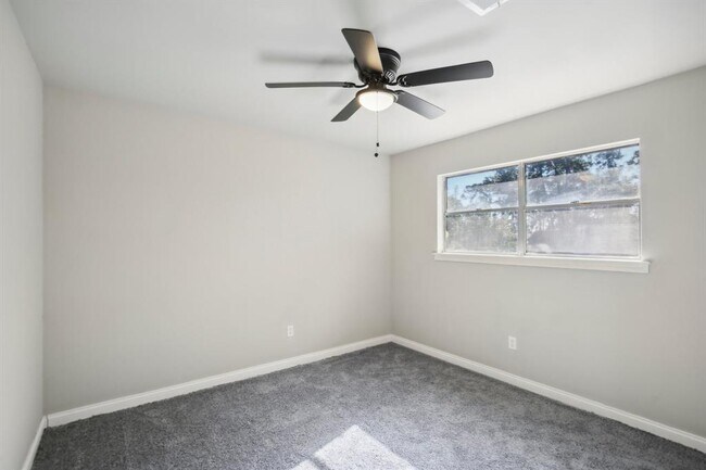 Building Photo - 6531 Coral Ridge Rd