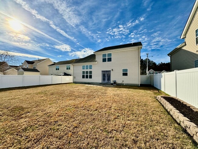 Building Photo - 4-Bedroom Home Ready 07-10-26!! Gourmet Kitchen - Fenced Backyard - Pet Friendly!