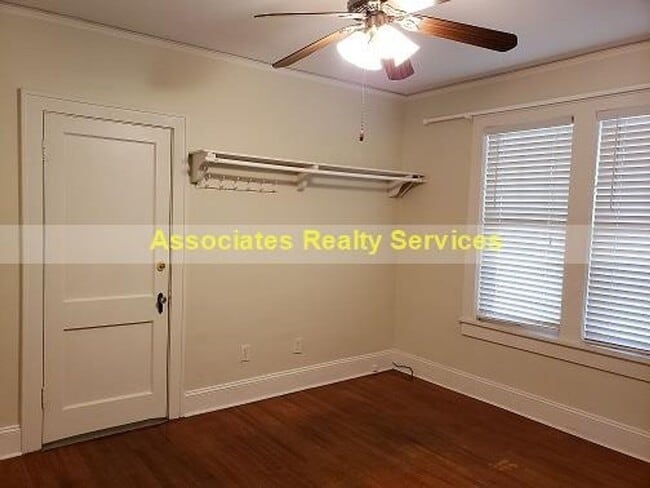 Building Photo - Walk to UF!   Cute/Historic 3 bedroom, 2 bath, LOOK!