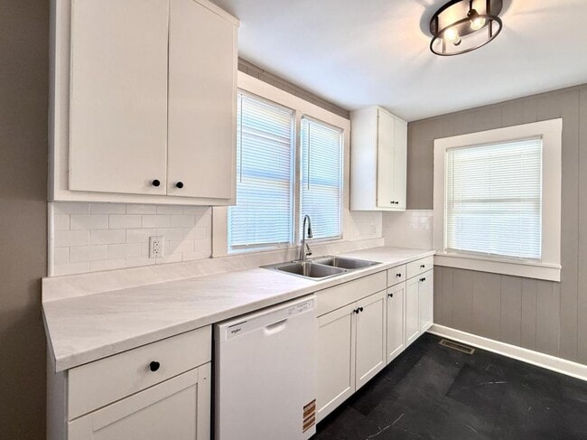 Building Photo - 716 Forest St