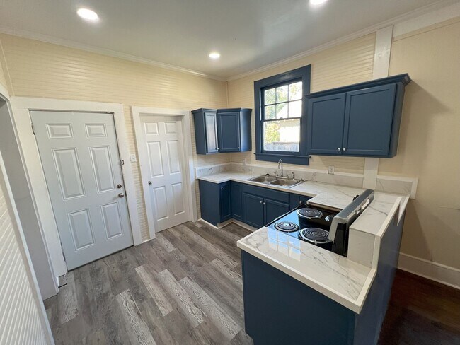 Building Photo - Charming 3-Bedroom Home Near Baton Rouge General Hospital!