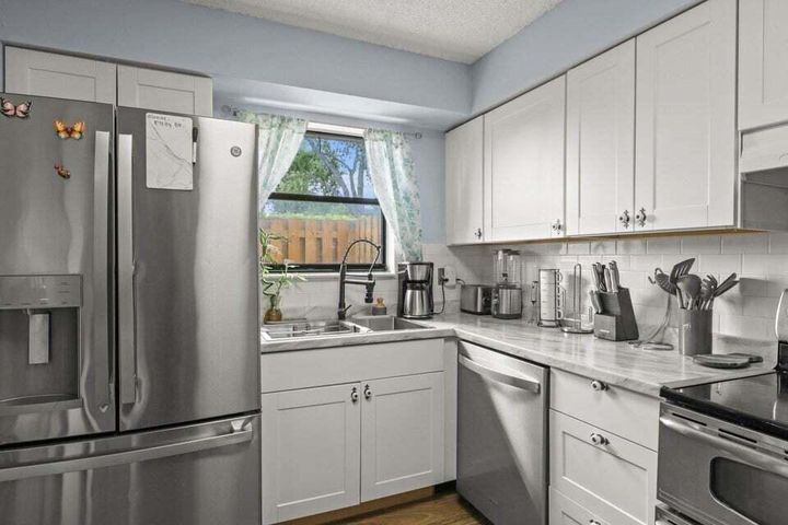 Building Photo - 901 Riverside Dr