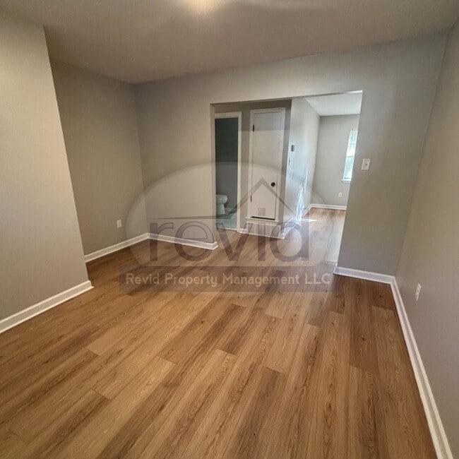 Building Photo - Recently Renovated 3Bed/1.5Bath Available ...