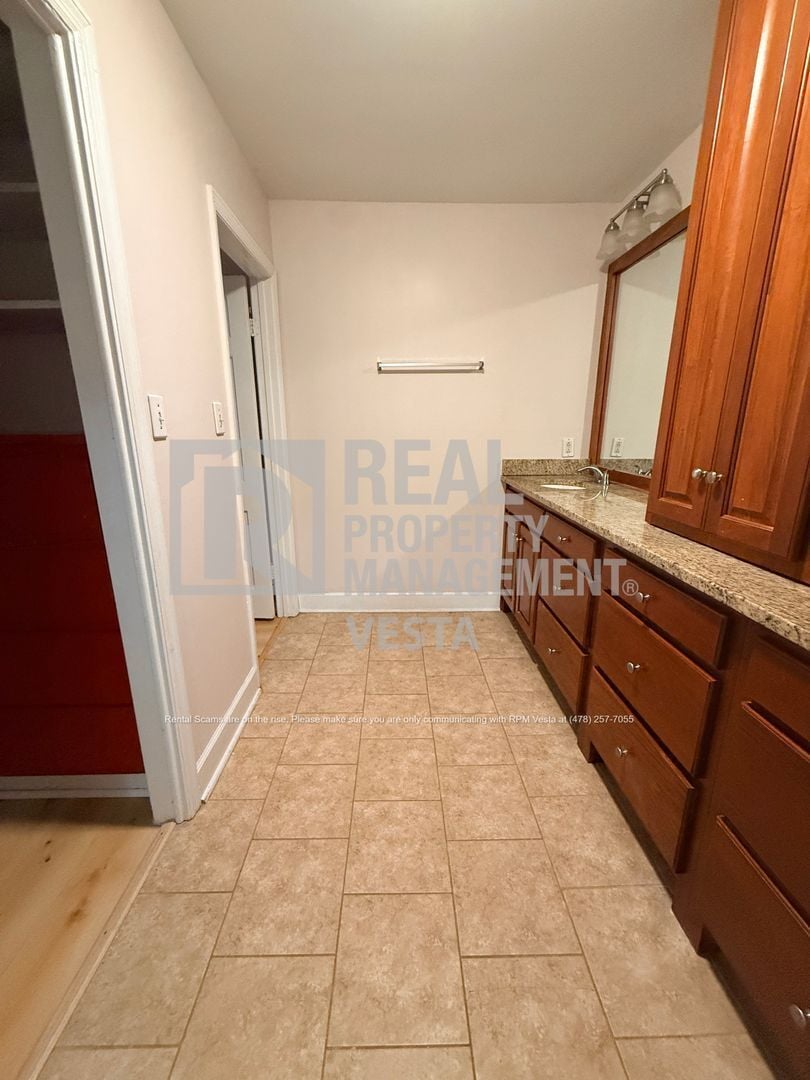 Building Photo - 5116 Pineridge Dr