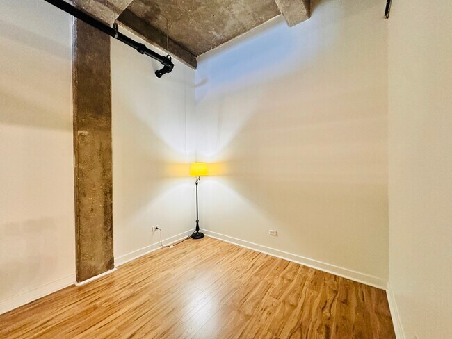 Building Photo - 320 E 21st St
