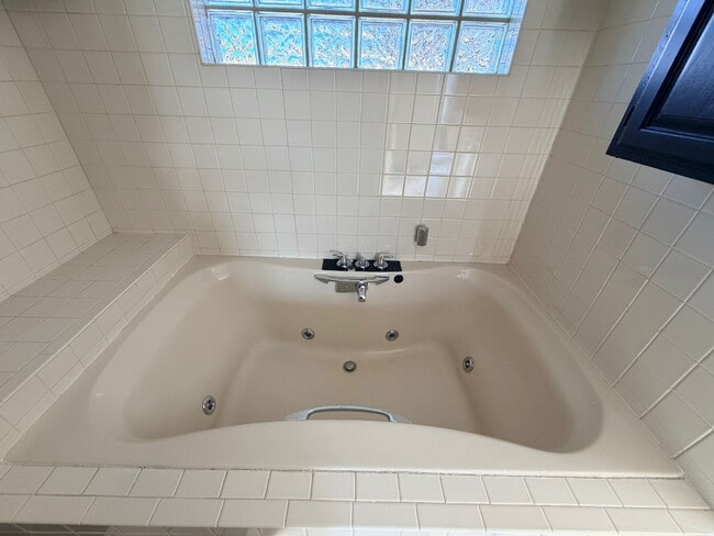 Building Photo - 1323 SE Clover Ln