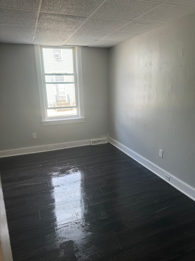 Building Photo - Spacious 2 Bedroom Home Located in York Ci...