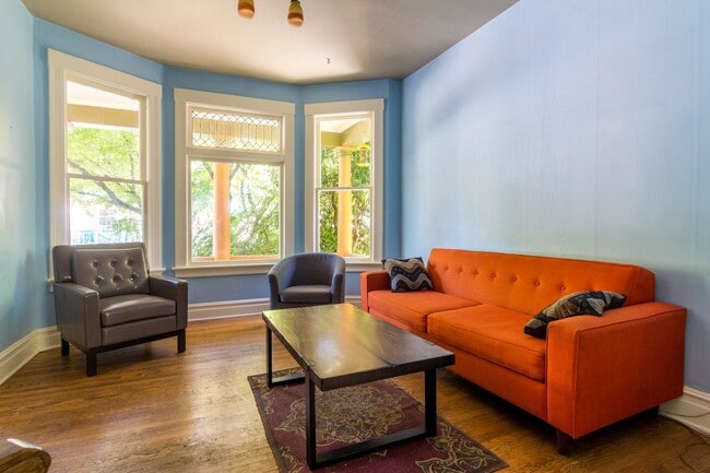 Building Photo - Furnished & Stylish 3 bedroom 1.5 bath home in bustling NW Portland  Available from March 15th- J...