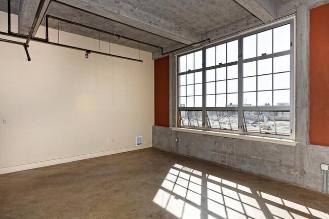 Building Photo - 201 4th St