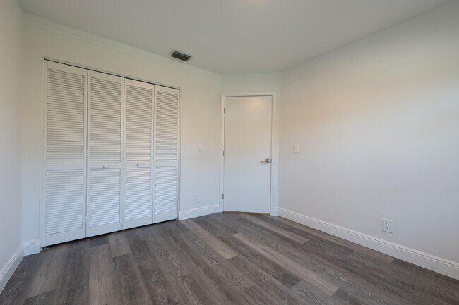 Building Photo - 10651 Buttonwood Lake Dr