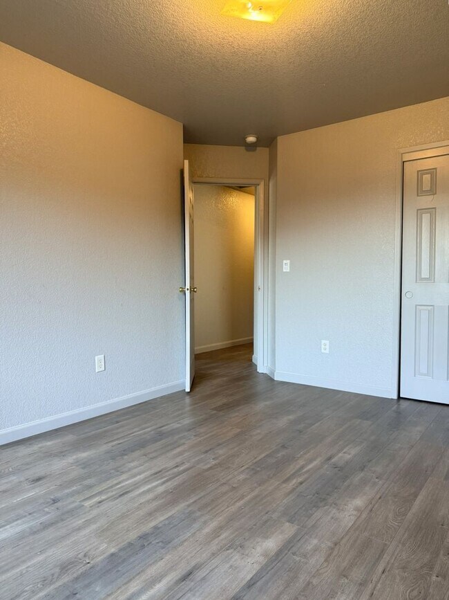 Building Photo - 4/2 with open floor plan Available NOW!!