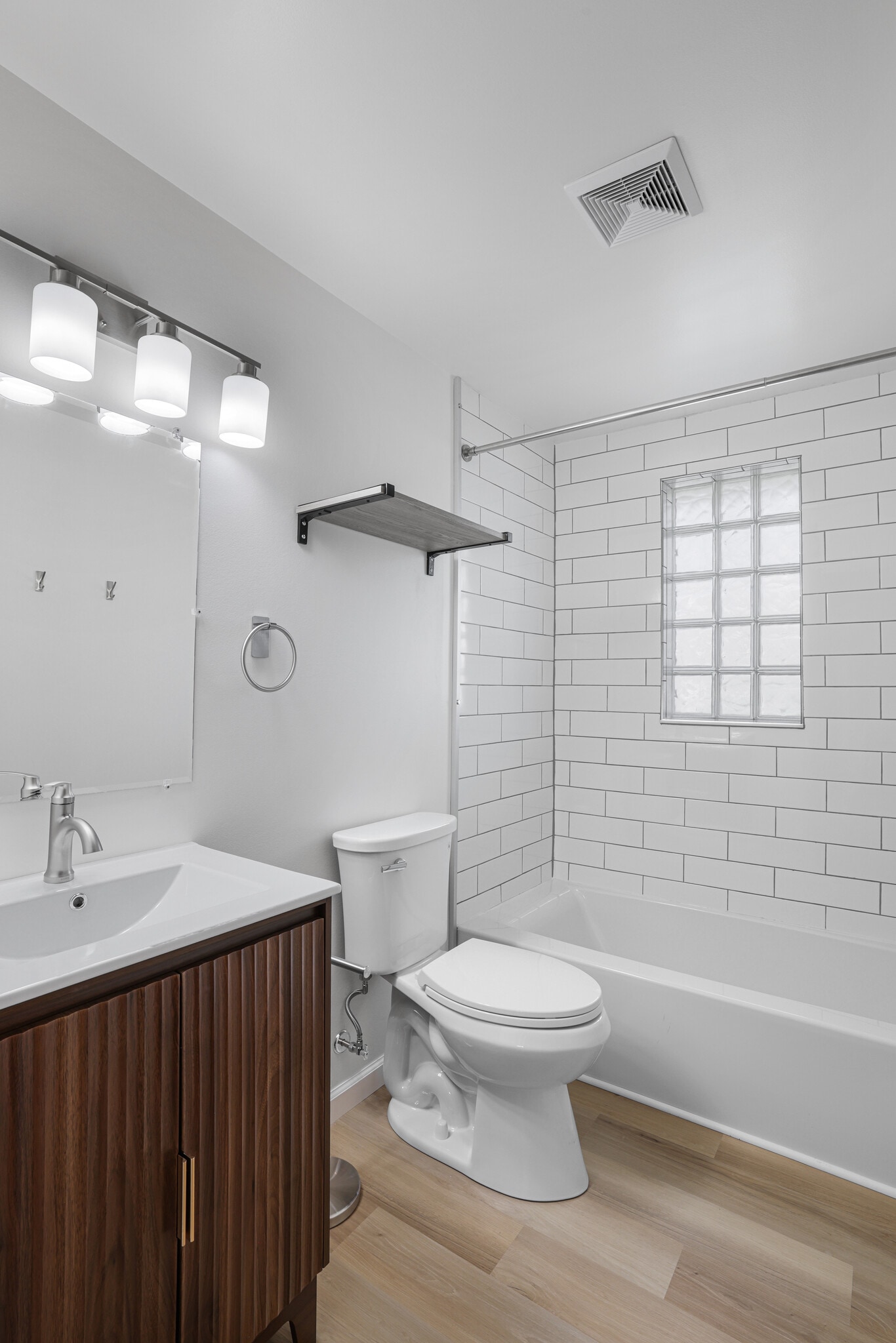 Upstairs Bathroom - 1755 Elderslee Rd