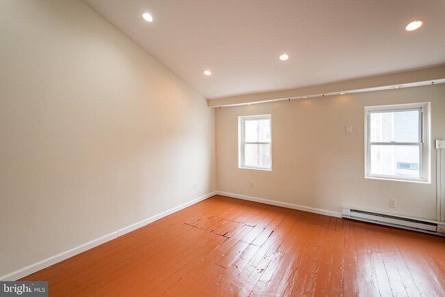 Building Photo - 211 W Stiles St