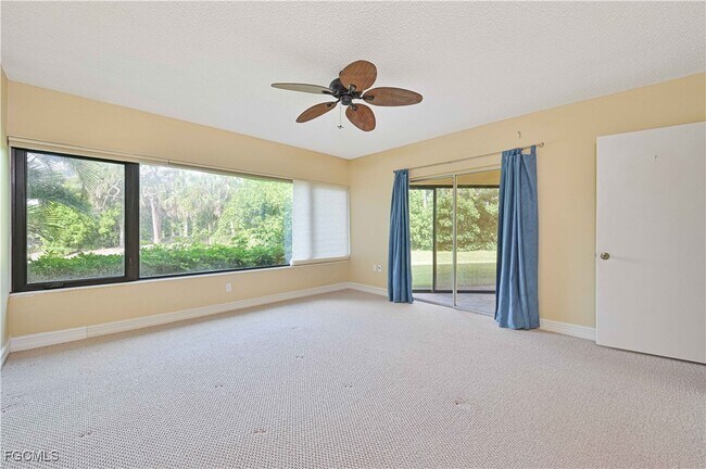 Building Photo - 975 Palm View Dr