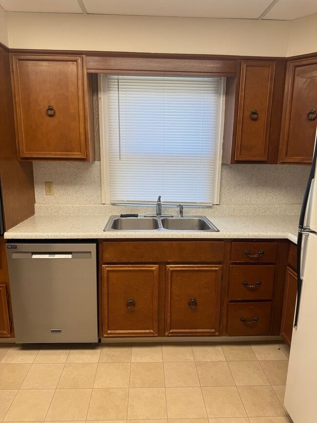 Building Photo - Cozy 2 Bedroom Home – Lawn Care & Snow Removal Included!