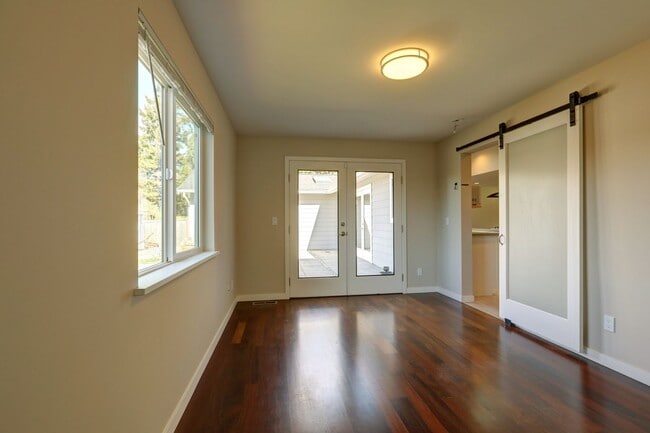 Building Photo - Beautifully Remodeled 4bd, 1.75ba Rambler Available in the Heart of Bellevue.