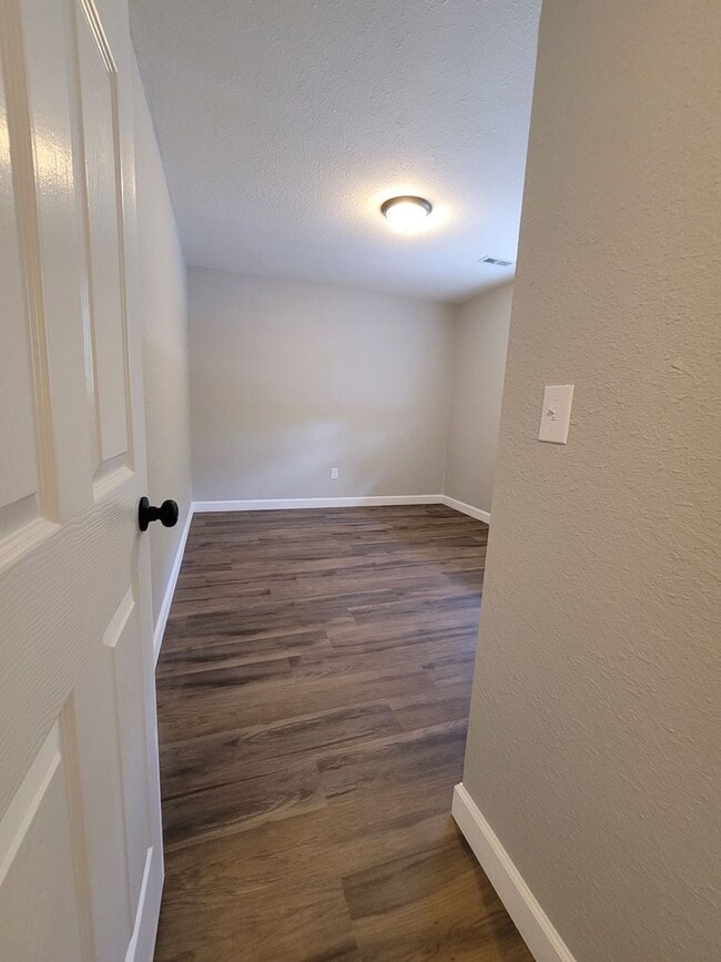 Building Photo - FULLY REMODELED 2 Bedroom Apartment