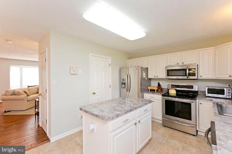 Building Photo - 2079 Honeysuckle Ln