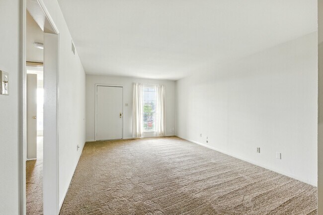 Building Photo - 9641 Hollock St