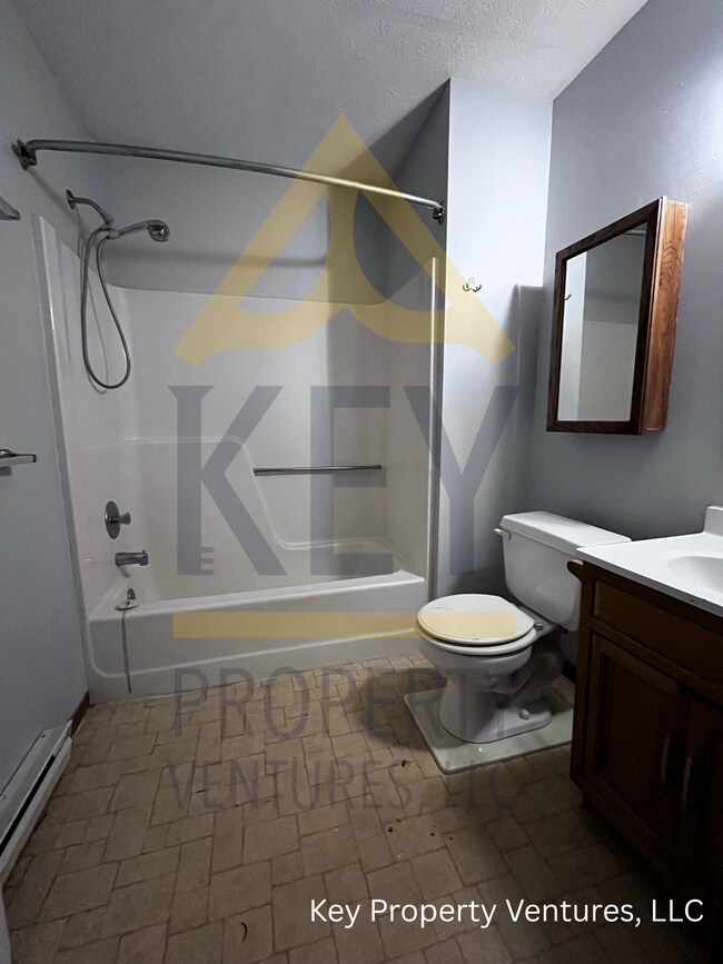 Building Photo - 493 Hollenbeck St